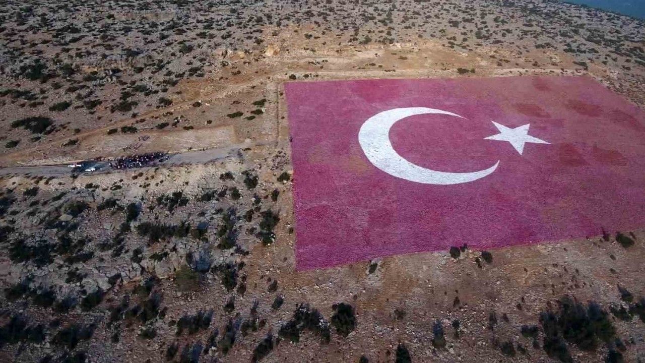 3 kilometre yürüyerek dağ yamacındaki dünyanın en büyük Türk bayrağına ulaştılar