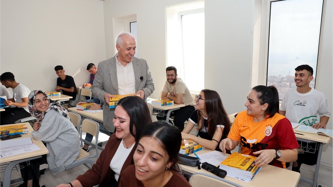 Akdeniz Belediyesinden üniversite sınavına hazırlanan gençlere kaynak kitap desteği