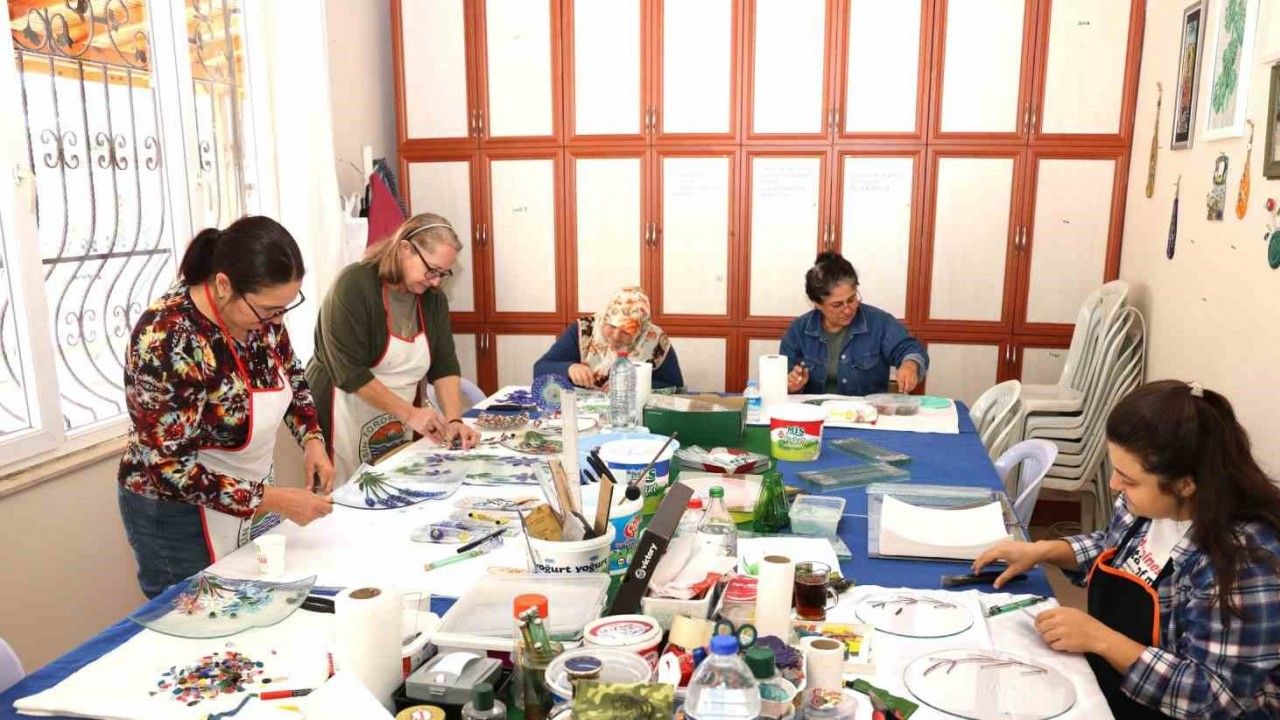 Cam füzyon kursuna katılan kadınlar, atık şişeleri sanat eserine dönüştürüyor