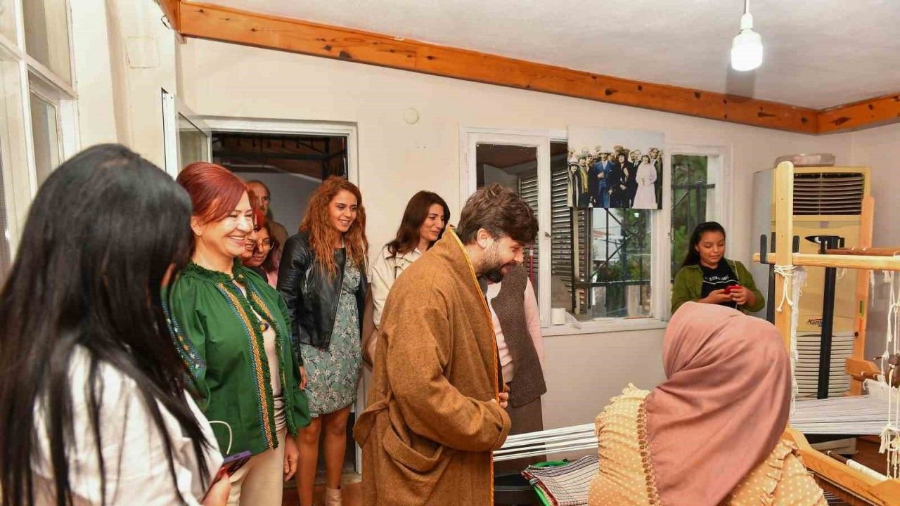Dokuma sanatçısı Neziroğlu, Mersin’de dokumacı kadınlarla buluştu