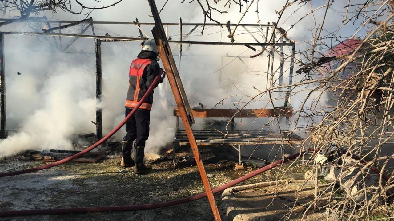 Erdemli’de baraka yangını