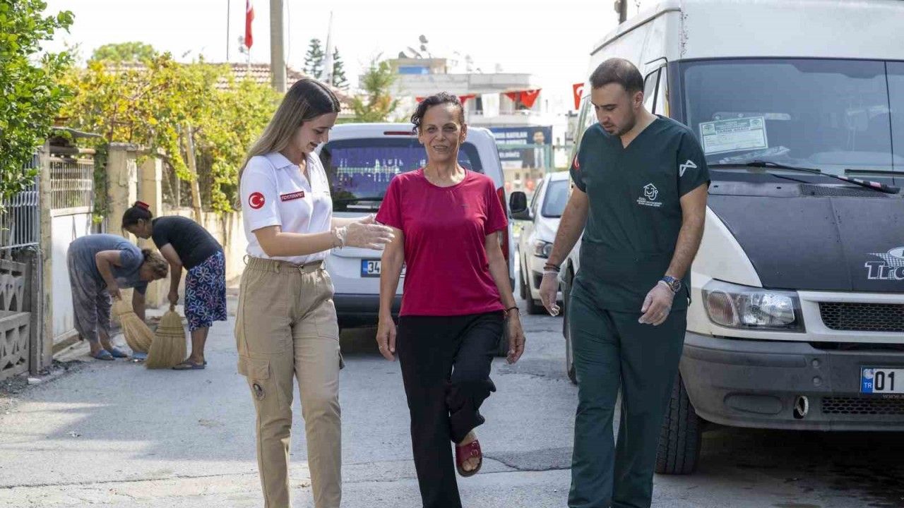 Depremde yatağa bağımlı hale gelen kadın 6 aylık tedavinin ardından yürümeye başladı