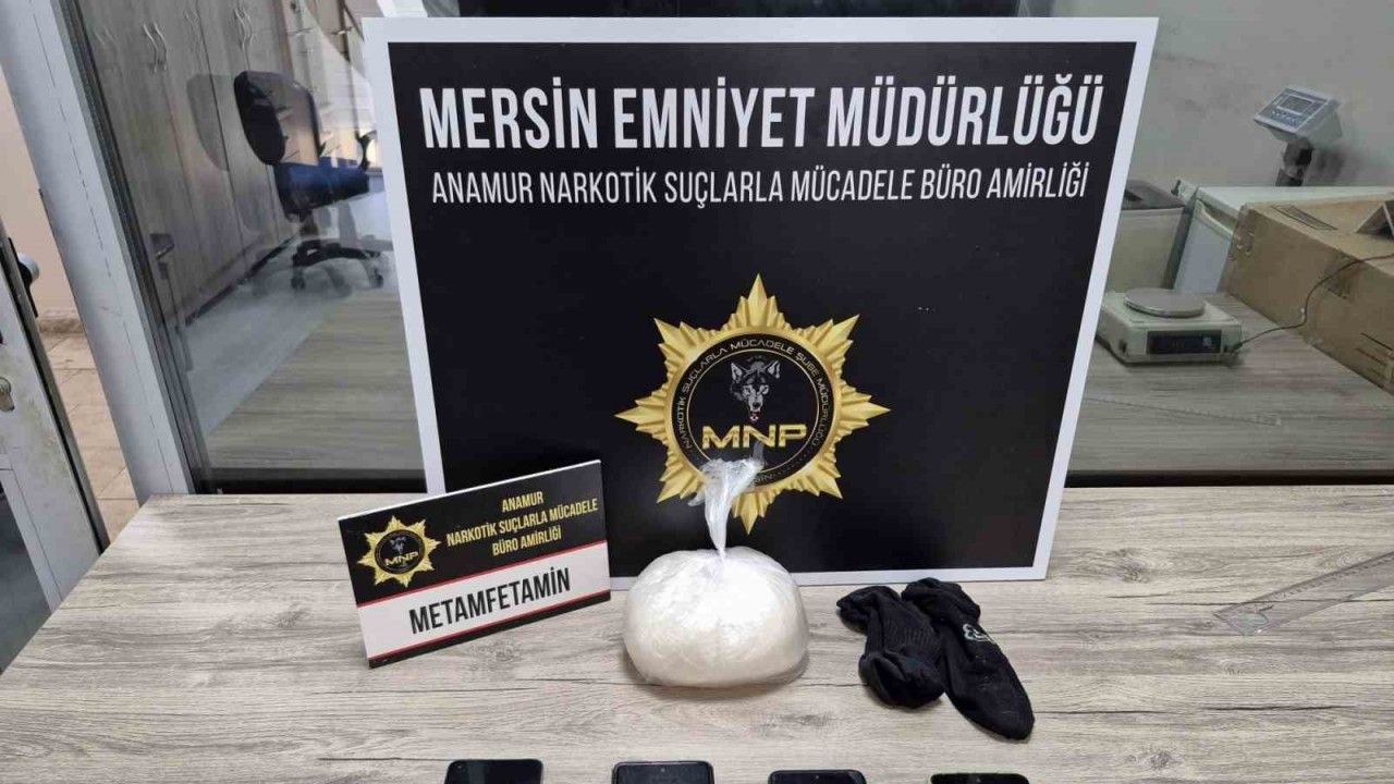 Uyuşturucu ele geçirilen araçtaki biri eski avukat 3 şüpheli tutuklandı