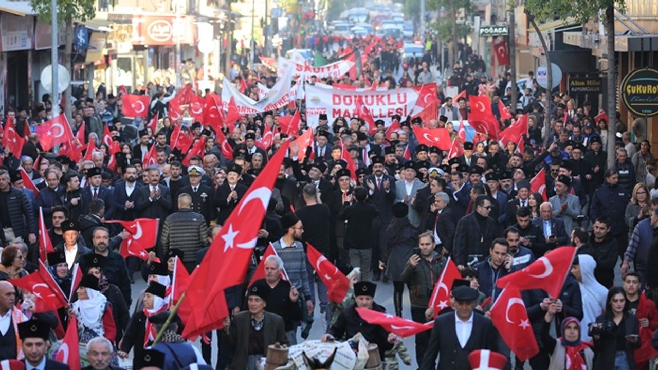 Yüzlerce Mersinli, “Zafer Yürüyüşü'nde” Sel Olup Aktı