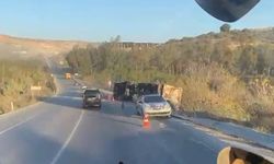 Tarsus’ta devrilen tırın sürücüsü yaralandı