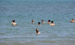 Mersin’de vatandaşlar serinlemek için deniz ve gölgelere akın ediyor