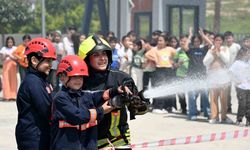 Mersin’de çocuklar bir günlüğüne itfaiyeci oldu