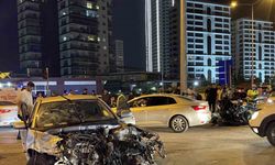 Mersin’de feci kaza: Otomobil ikiye bölündü, 3 kişi yaralandı