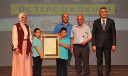 Mersin’de okul yaptıran hayırseverlere plaket takdim edildi