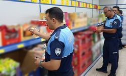 Mersin’de zincir marketlerde etiket ve son kullanma tarihi denetimi