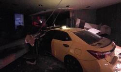 Motosiklete çarpan ticari taksi mağazaya daldı: 1 yaralı
