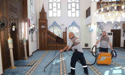 Mersin’de ibadethaneler temizleniyor, halılar yıkanıp dezenfekte ediliyor