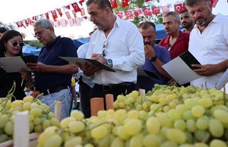 Akdeniz Belediyesi’nin Düzenlediği Esenli Üzüm Şenliği, Üzüm Satışlarını Artırdı