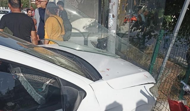 Otomobil öğrencilerin bulunduğu otobüs durağına daldı