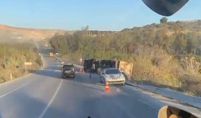 Tarsus’ta devrilen tırın sürücüsü yaralandı