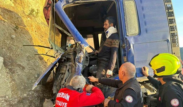 Tırda sıkışan sürücüyü itfaiye kurtardı