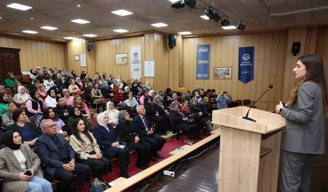 Mersin’de ’Türkiye yüzyılında kadın hakkı’ konferansı