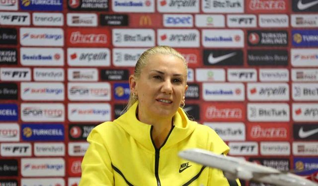 Necla Kıragası: "Kadın futbolunun tarihi bu kızlarla yazılıyor"