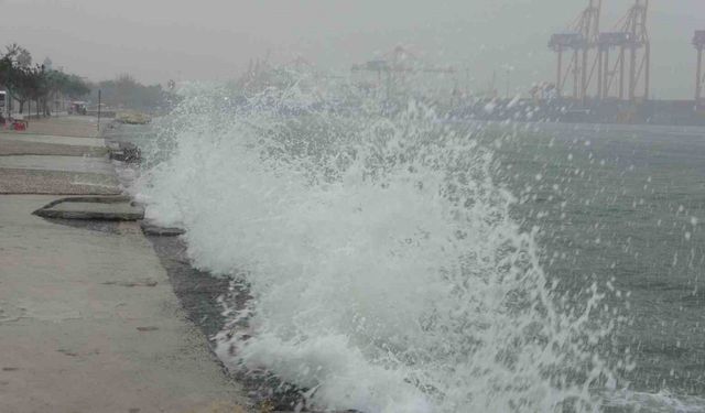 Mersin’de yağışlı hava etkili olmaya başladı, Akdeniz’de hortum çıktı