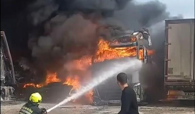 Mersin’de park halindeki 3 tır alev alev yandı