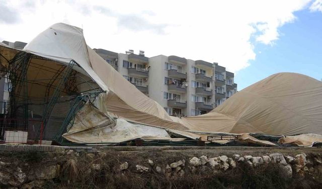 Mersin’de fırtına halı sahayı çökertti