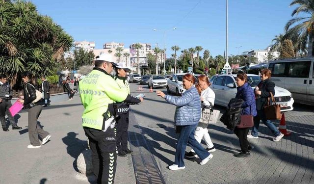 Mersin’de vatandaşlar trafik konusunda bilgilendiriliyor