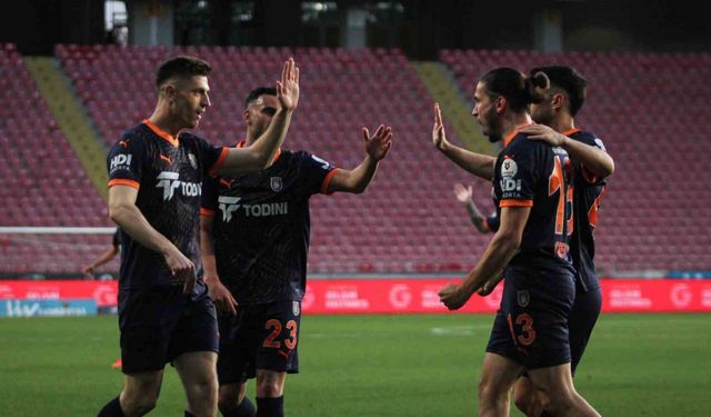 Trendyol Süper Lig: Atakaş Hatayspor: 1 - Başakşehir: 2 (İlk yarı)