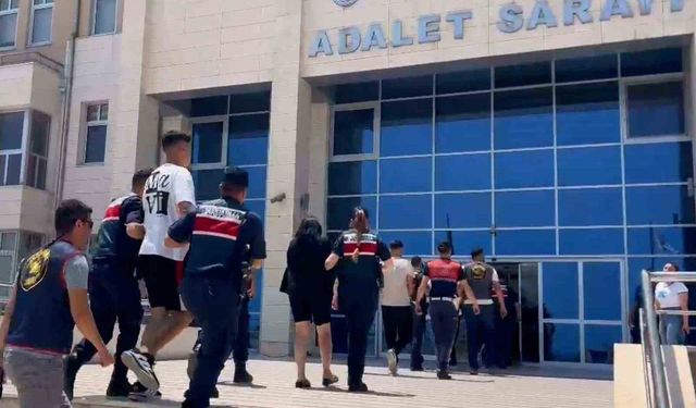 İş yerlerini kurşunlayıp zarar veren 2 şüpheli tutuklandı: O anlar kamerada