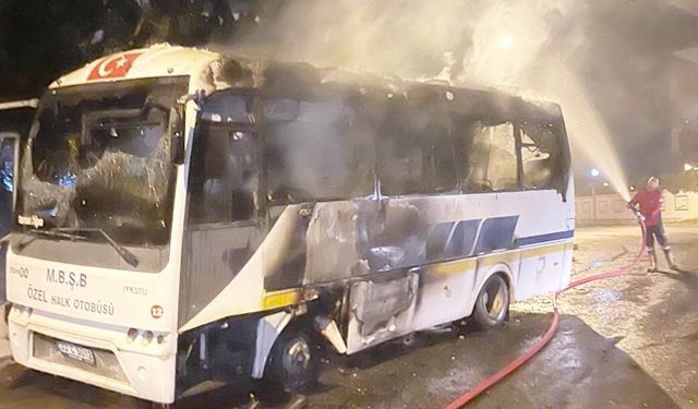 Mersin'de Seferden dönen halk otobüsü park halinde iken yandı.