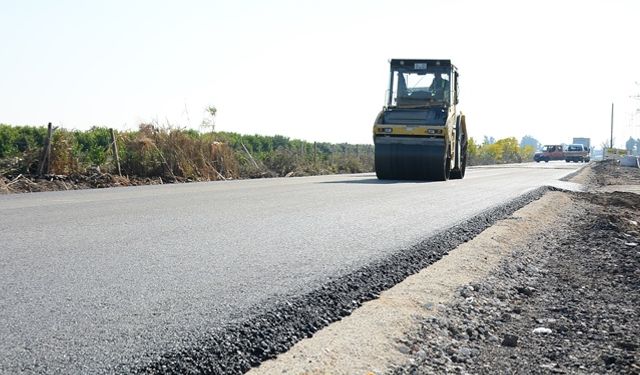 Mersin Büyükşehir’den Çukurova’nın Kalbine Uzanan Yolda Sıcak Asfalt Çalışması