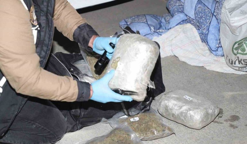 Mersin’de bir tırda 15 kilo esrar, 2 tabanca ve kaçak sigaralar ele geçirildi