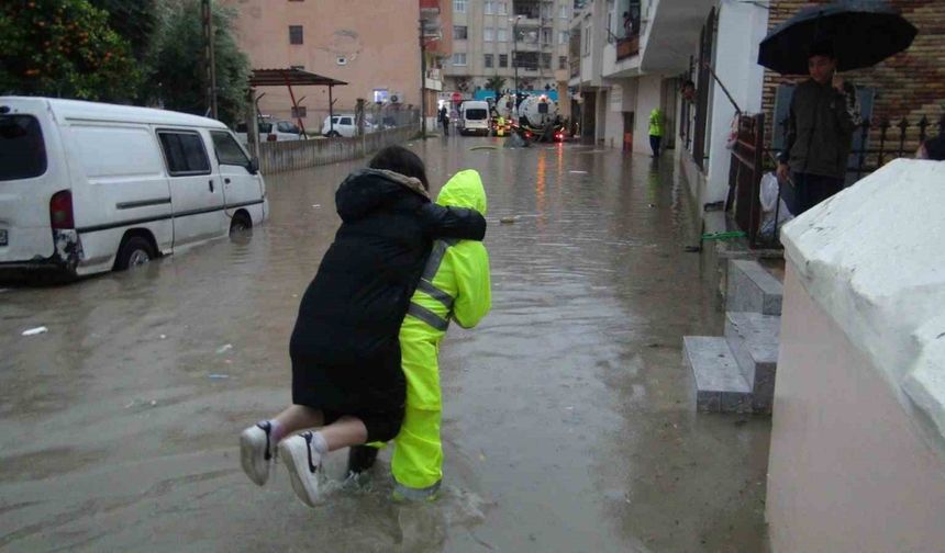 Mersin’de sağanak yağış sele neden oldu