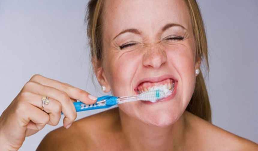 Agresif diş fırçalama kırılmaya zemin hazırlayabiliyor