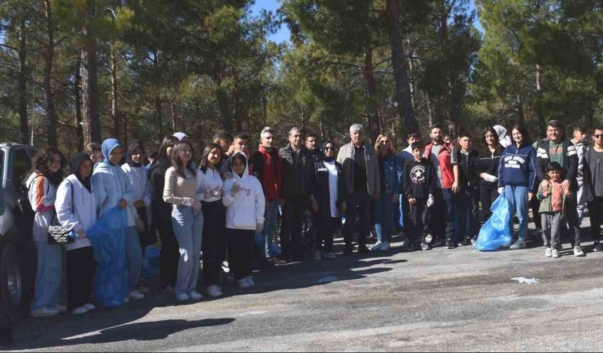 Mersin’de öğrencilerden orman temizliği