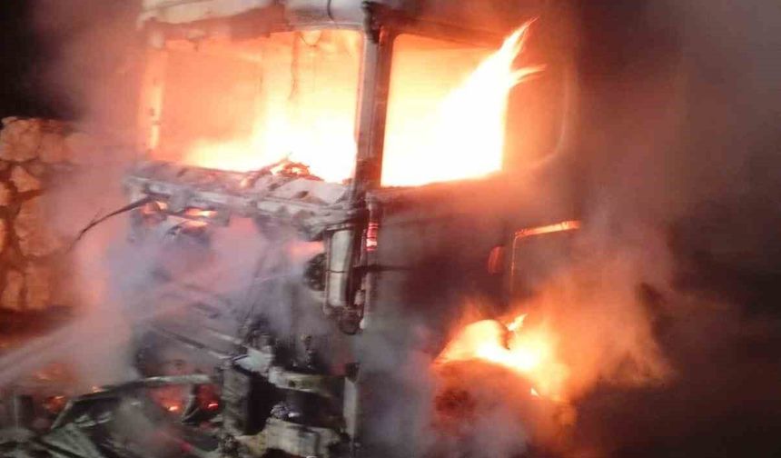 Mersin’de yanan tır kullanılamaz hale geldi