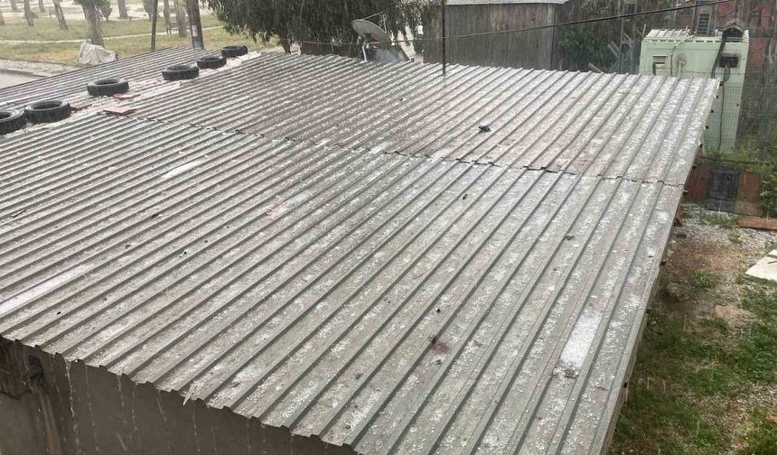 Mersin’de kuvvetli yağış hayatı olumsuz etkiledi