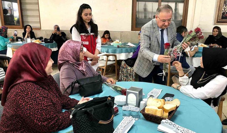 Erdemli’de annelerin günü güllerle kutlandı