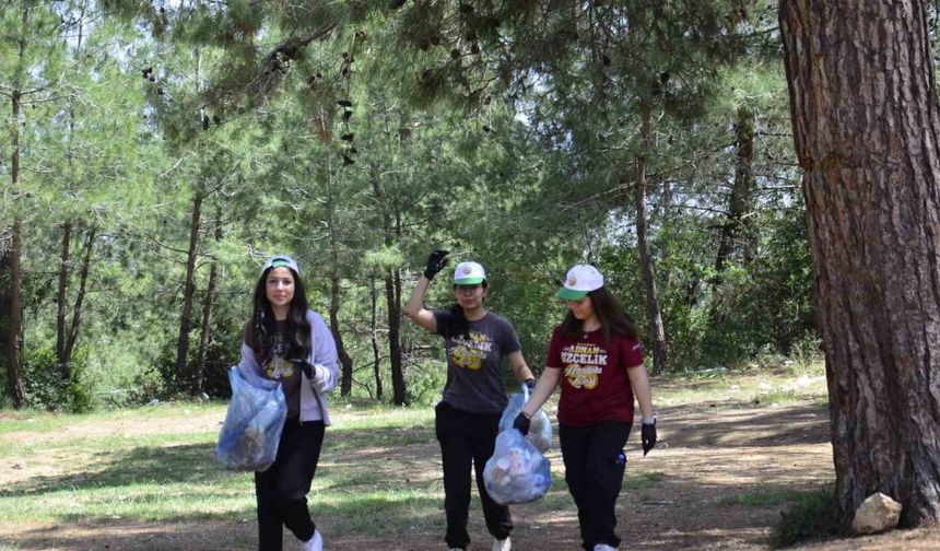 Mersin’de öğrenciler ormanlık alanda temizlik yaptı