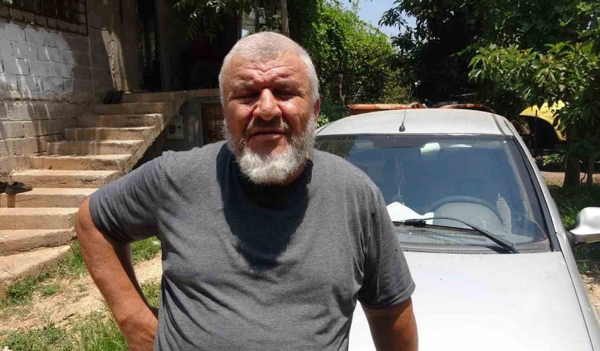 Hastanenin güvenlikçileri, hatalı park ettiğini ileri sürdükleri aracın önünü kesti