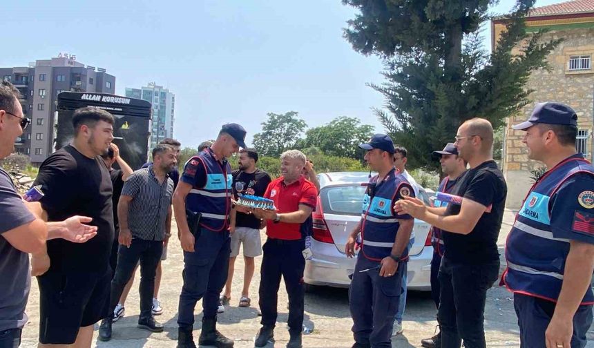 Kavga ihbarına giden jandarmaya sürpriz kutlama