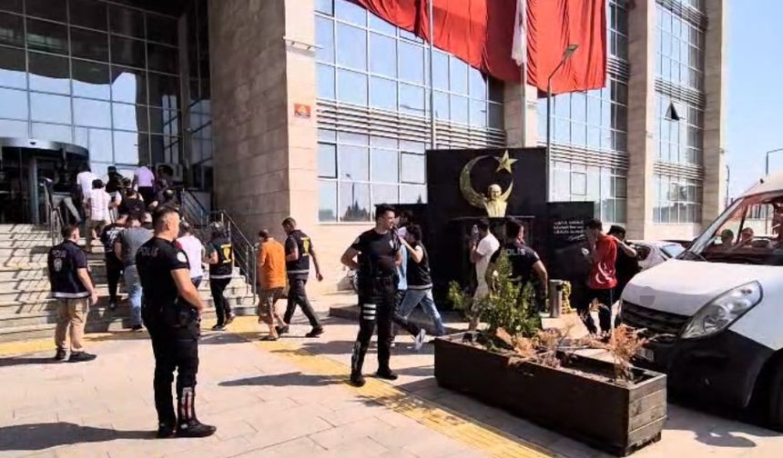 Mersin’deki fuhuş operasyonunda gözaltına alınan şüphelilerden 19’u tutuklandı