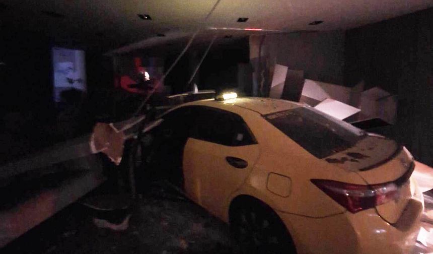 Motosiklete çarpan ticari taksi mağazaya daldı: 1 yaralı