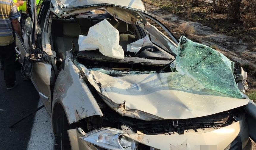 Otoyolda tıra çarpan otomobil hurdaya döndü: 2 yaralı