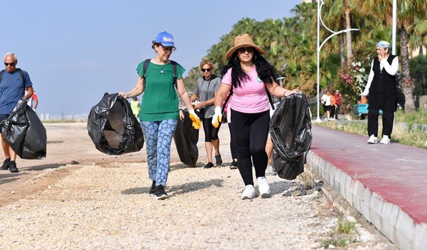 Kadın Bisikletçiler Hem Havayı Hem Sahili Temizliyor